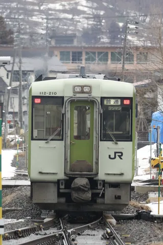 冬景色に佇む、緑と白の車両