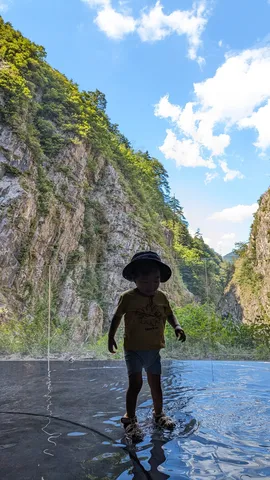 岩壁の谷に浮かぶ旅人