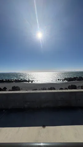 海辺に広がる光の道