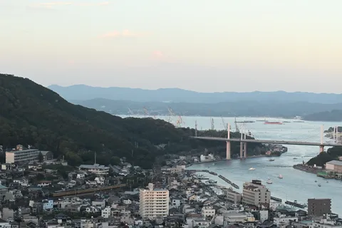 夕暮れに架かる橋と街の灯り