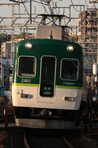 カーブを駆ける京阪電車