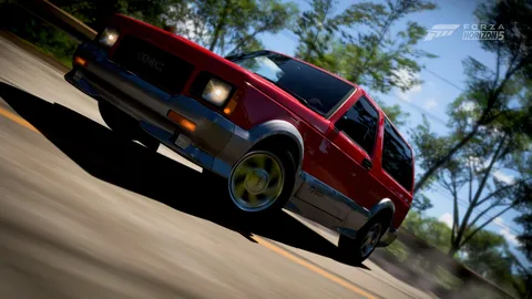 疾走する赤きSUV