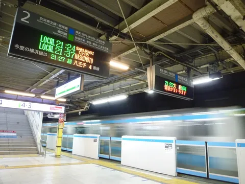電車が駆け抜ける駅の日常