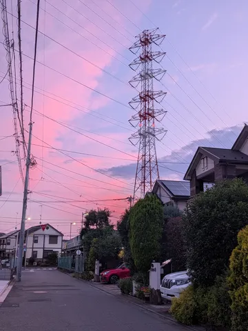茜色の空と送電線のコントラスト