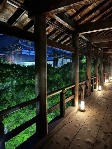 静寂な夜の木造回廊