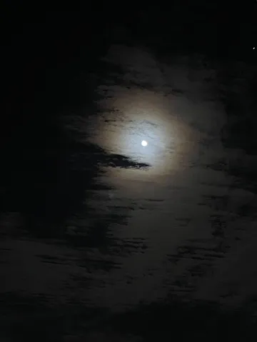 月明かりに照らされた幻想的な夜空