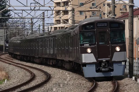 カーブを切り進む茶色の列車