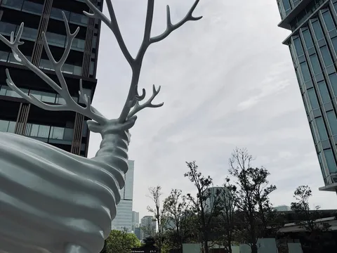 都会の森に佇む白鹿