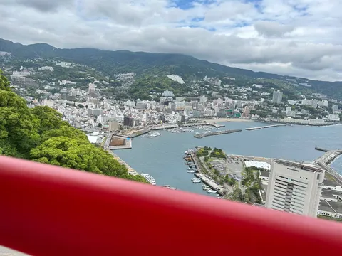 海と山と街並み