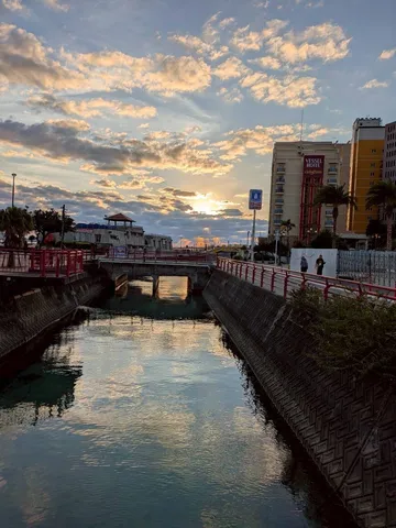 水面に映る夕焼け空