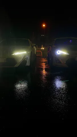 雨夜の車間に灯る光