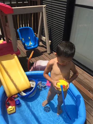 青と黄の水遊び物語
