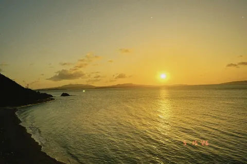 黄昏に染まる、静寂の海辺