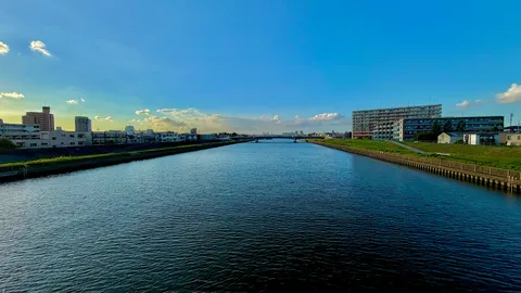 都会を流れる静かな川