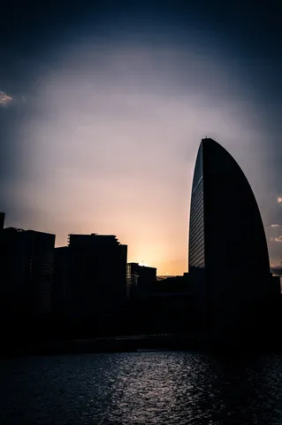 都会のシルエット、水面に映る夕景