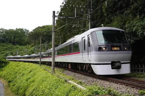 緑に溶け込む、緑の風を運ぶ列車