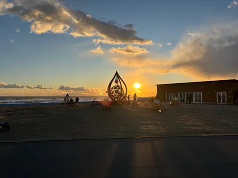 夕陽とアートの海辺散歩