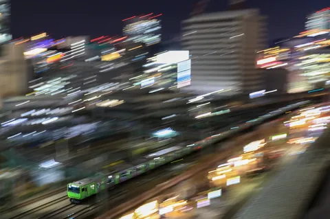 夜景を駆け抜ける光の残像
