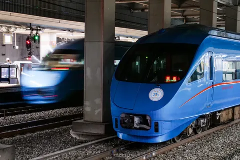 静と動が織りなす青い鉄道