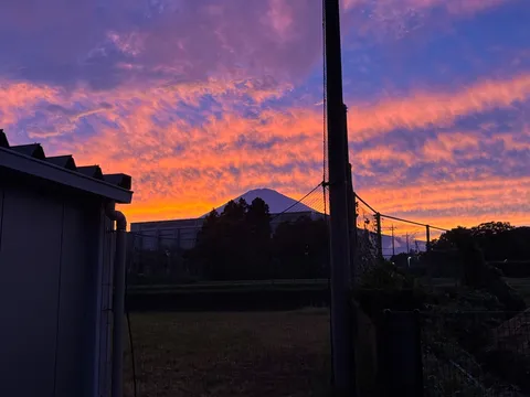 燃える空と富士山のシルエット