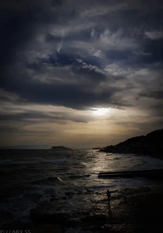 海辺の夕暮れと光の影