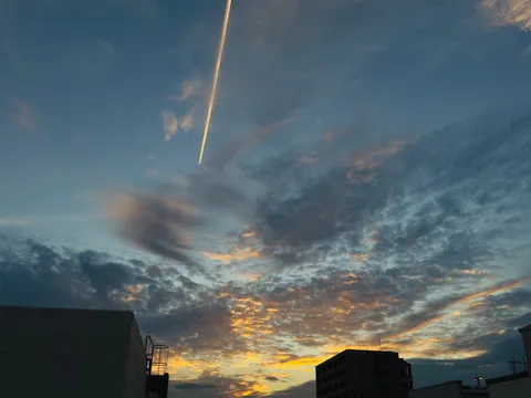 夕暮れの空に走る飛跡
