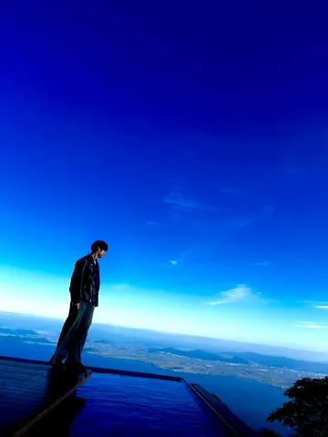果てない空と呼応する水面