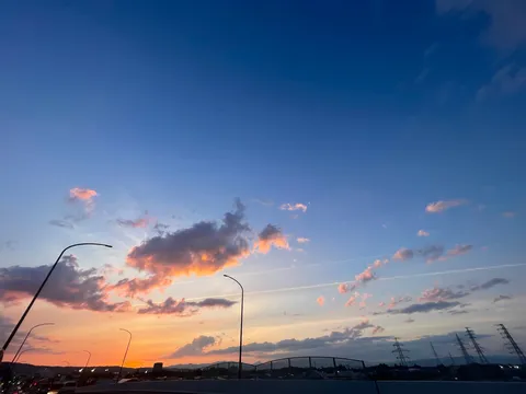 夕焼け空に灯る街の光