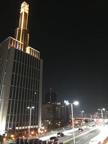 都会の夜景を彩る摩天楼