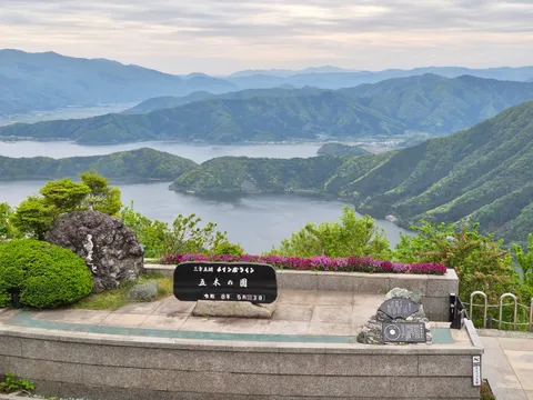 緑濃き山々と湖に佇む展望台