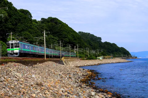 海辺を走る緑と青の流線