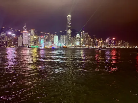 光が舞う湾岸の夜景