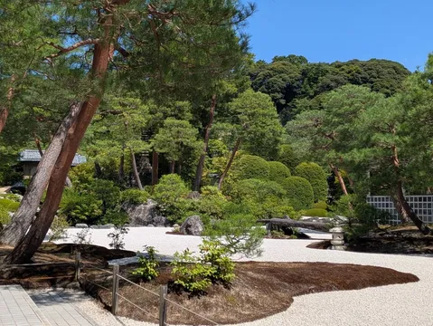 静寂に包まれた石と砂の庭