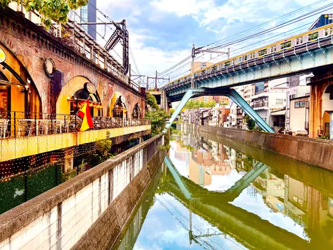 歴史と現代が交わる水辺