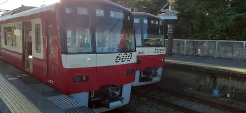 赤と白の車両、二つの顔