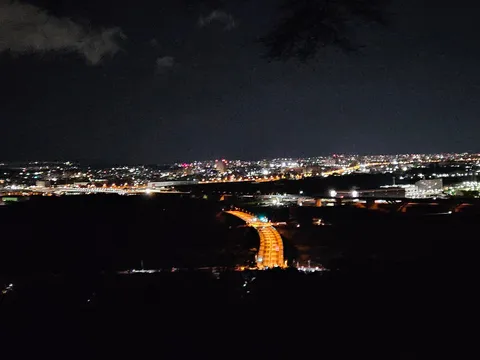 夜景に浮かぶ光の道