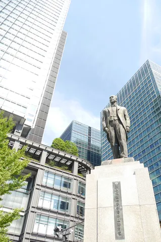 大都会に立つ歴史の証人