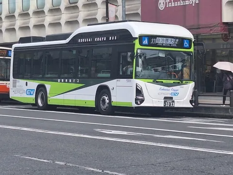 未来へ進むEVバス