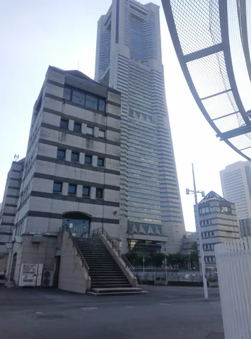 ビル群と近未来風の建造物
