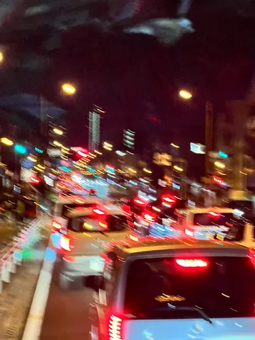 夜の街、流れる光のドライブ