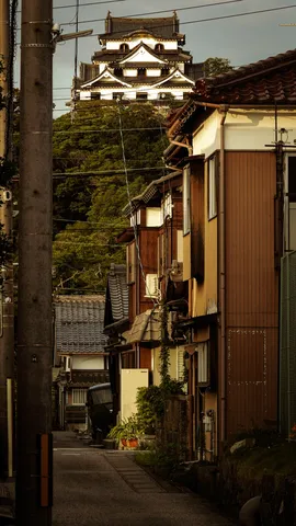路地に映る城の影