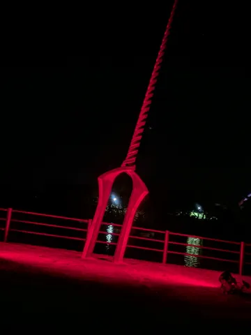 赤く輝く夜のオブジェ