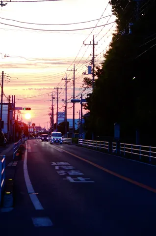 夕焼けに染まる日常の道