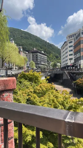 山と街をつなぐ水辺の風景