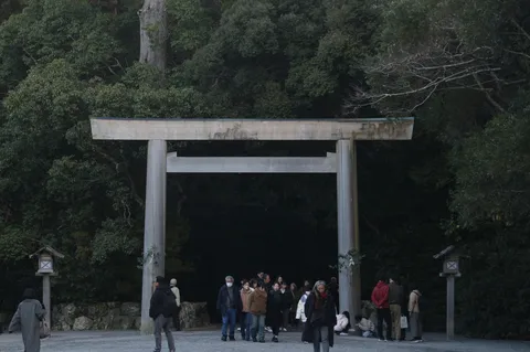 鳥居と静かな参道
