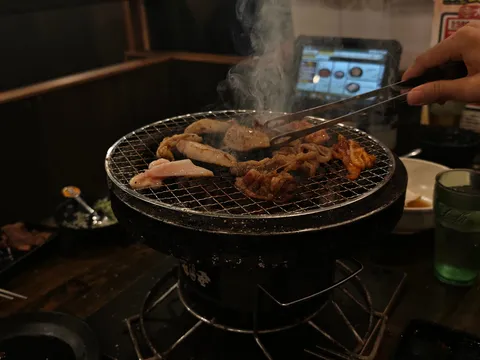 煙る網の焼肉情景