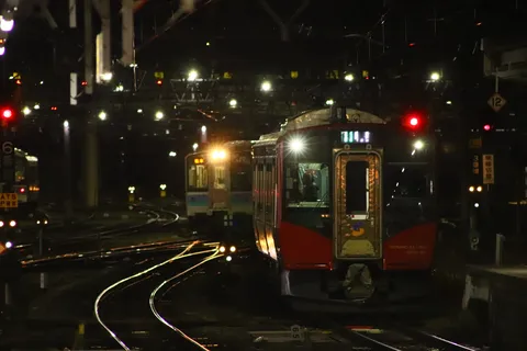 夜の軌跡、光の交錯