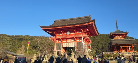 古刹を彩る朱と青のコントラスト