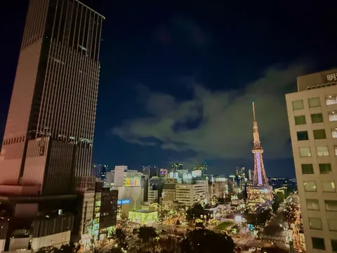 夜景と塔の光が揺れる街