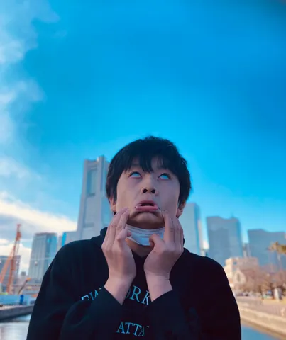 青空に映える、まさかの顔